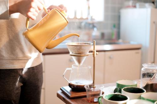 Tetera y cafetera en 古民家宿 moegi