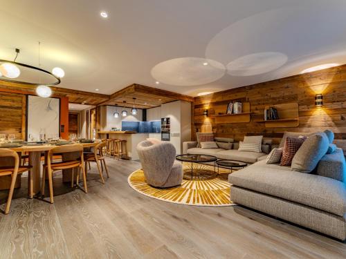 un salon avec une cuisine et une salle à manger dans l'établissement Appartement familial à Méribel avec services sur mesure - FR-1-613-130, à Les Allues