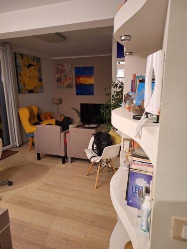 un salon avec un canapé et une table dans l'établissement Appartamento zona porto a 10 mn a piedi dal mare, à Nice