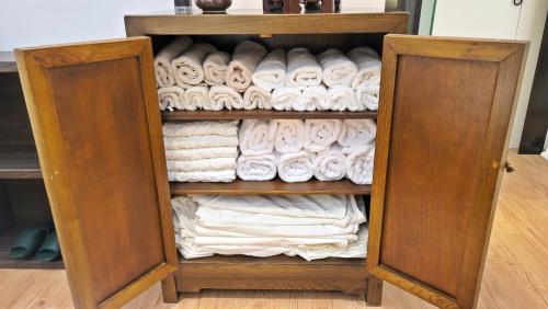 ein Schrank voller weißer Handtücher in der Unterkunft Jian Hanok in Seoul