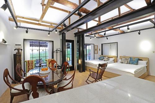 ein Wohnzimmer mit Tisch und ein Schlafzimmer in der Unterkunft Jian Hanok in Seoul