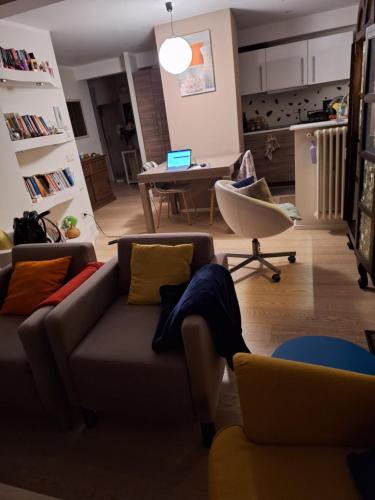 un salon avec un canapé et une table avec un ordinateur portable dans l'établissement Appartamento zona porto a 10 mn a piedi dal mare, à Nice