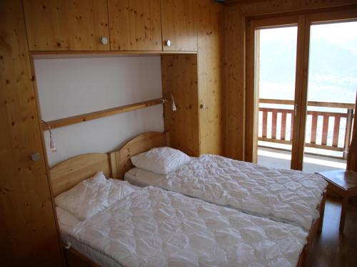 ヴェゾナにあるWelcoming apartment with viewsの木造キャビン内のベッド1台が備わるベッドルーム1室を利用します。