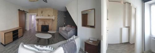 un salon avec un canapé et une cheminée dans l'établissement chez Émile côté face maison entière, 3 chambres, 2 salles de bains,jardin et terrasse, à Humes