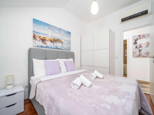 Apartments Isabora - Comfort Three-Bedroom Apartment with Balcony and Sea View Second Floor
