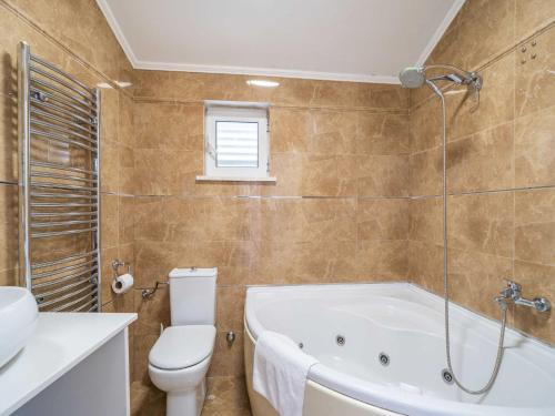 Apartments Isabora - Comfort Three-Bedroom Apartment with Balcony and Sea View Second Floor