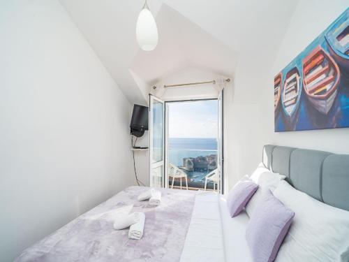 Apartments Isabora - Comfort Three-Bedroom Apartment with Balcony and Sea View Second Floor