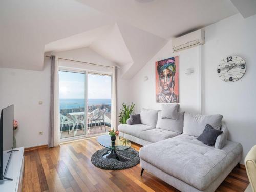 Apartments Isabora - Comfort Three-Bedroom Apartment with Balcony and Sea View Second Floor