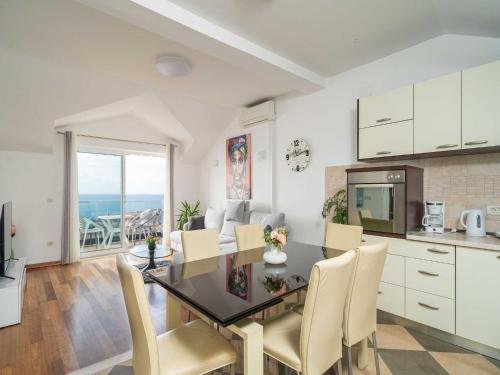 Apartments Isabora - Comfort Three-Bedroom Apartment with Balcony and Sea View Second Floor