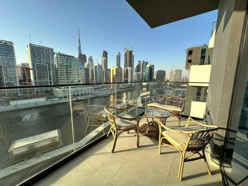Bright Studio Burj Khalifa & Canal Views Pool