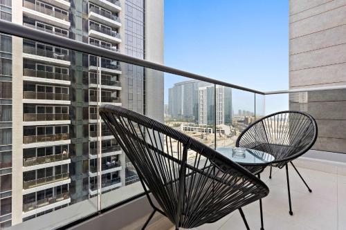 Balkón nebo terasa v ubytování Silkhaus Chic 1BDR at Najmat Near Reem Central Park