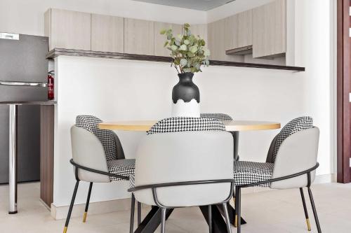 Kuchyň nebo kuchyňský kout v ubytování Silkhaus Chic 1BDR at Najmat Near Reem Central Park