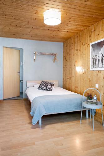 a bedroom with a large bed and a table at Motel-Restaurant 13 Etoiles in Saint-Léonard