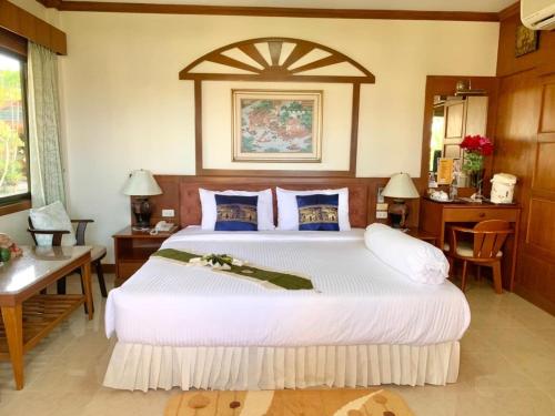 a bedroom with a large bed in a room at SUAN SANG CHAN RIVERSIDE Resort สวนแสงจันทร์ ริเวอร์ไซด์ รีสอร์ท in Ban Bang Khoi