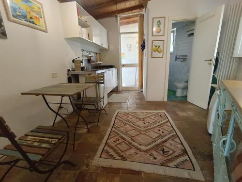 Η κουζίνα ή μικρή κουζίνα στο In Via Rosario - holiday home