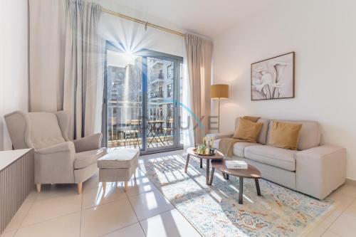 Balcony Overlooking the Swimming Pool, Just Minutes from the Park, Town Square Safi 1A, Al Yelayiss 2 by Deluxe Holiday Homes