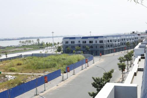 an empty street in front of a building at Lá Riverside Boutique Hotel in Mỹ Phước