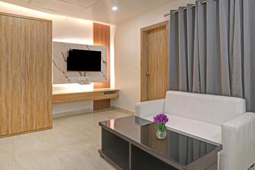 Μια τηλεόραση ή/και κέντρο ψυχαγωγίας στο Townhouse Hotel Impact