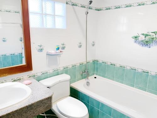 a bathroom with a toilet and a tub and a sink at SUAN SANG CHAN RIVERSIDE Resort สวนแสงจันทร์ ริเวอร์ไซด์ รีสอร์ท in Ban Bang Khoi