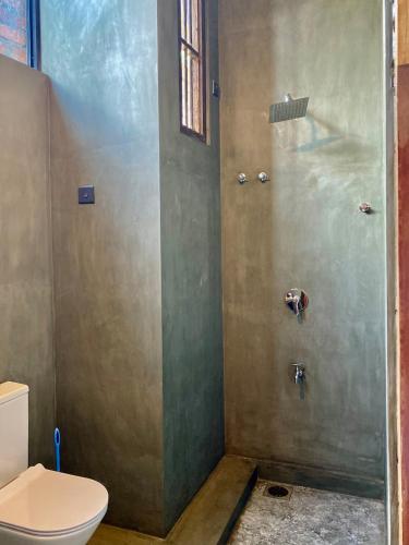 Ένα μπάνιο στο Sand Dollar House Hiriketiya Apartment