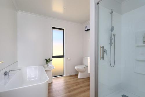 Koupelna v ubytování Berryfields Luxury Gem - New Home Richmond