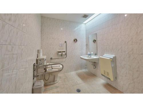 une salle de bain avec toilettes et lavabo dans l'établissement Miyuki Hamabaru Resort - Vacation STAY 13397v, à Atsutabaru
