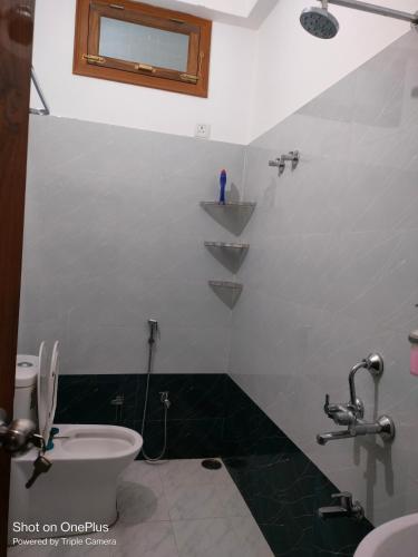 Ένα μπάνιο στο Saraswati homestay ayodhya
