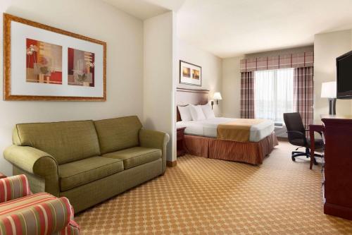 Μια τηλεόραση ή/και κέντρο ψυχαγωγίας στο Country Inn & Suites by Radisson, Tifton, GA