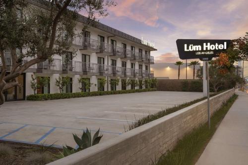 英格尔伍德The Lum Hotel Los Angeles Stadium District的建筑物前停车场的标志