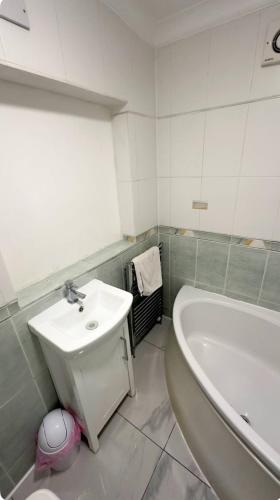 Ảnh trong thư viện ảnh của Luxurious & Beautiful Room With Double Bed-Own TV ở Northfleet