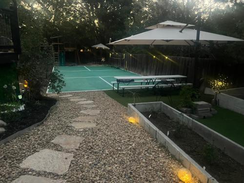 Stolní tenis v ubytování Pickleball and Hot Tub Retreat nebo okolí