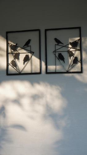two mirrors with birds on them on a table at Julley Commune Rishikesh in Rishīkesh