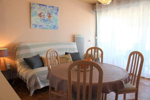 une chambre avec un lit, une table et des chaises dans l'établissement Appartement 2 pièces PORT LA NOUVELLE PN210-010, à Port-la-Nouvelle