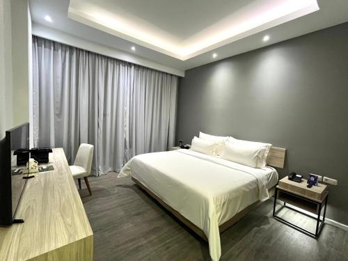 Postel nebo postele na pokoji v ubytování Sparks Life Jakarta, ARTOTEL Curated