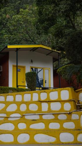 a yellow and white bench in front of a building at Julley Commune Rishikesh in Rishīkesh