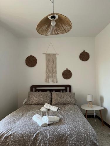 a bedroom with a bed with two towels on it at Rincón rural in Tomonde