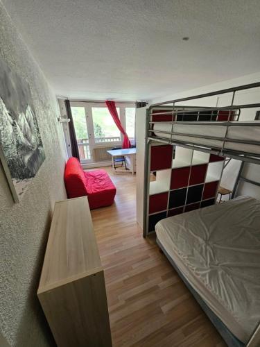 Ce dortoir dispose de lits superposés et d'un bureau. dans l'établissement Studio au pied des pistes + Cellier, à La Mongie