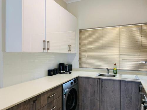 Η κουζίνα ή μικρή κουζίνα στο wetsho luxury apartment