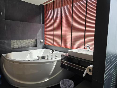 Bilik mandi di Absolute Bangla Jacuzzi Suites Condo