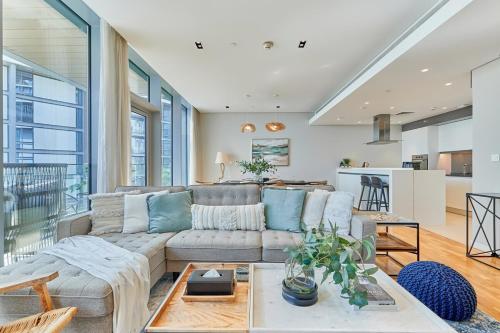 Serene Seaside Stay - 2BR in Bluewaters with Sea View