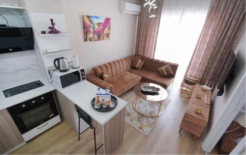 a small living room with a couch and a table at Classic Suite TS22 in Esenyurt