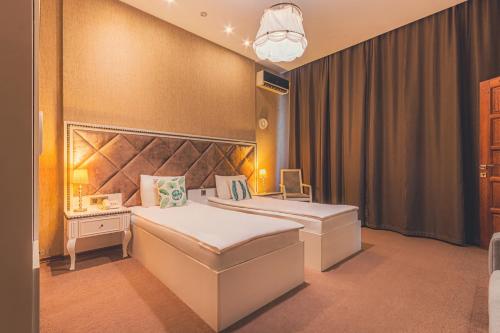 Postel nebo postele na pokoji v ubytování Maestro Hotel