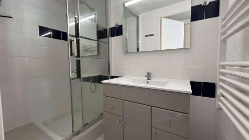 une salle de bain avec un lavabo et une douche dans l'établissement Maison 2 pièces mezzanine - Gruissan Ayguades AY060-135, à Vires