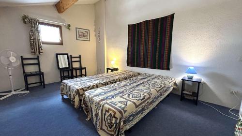 une chambre avec un lit et deux chaises et une fenêtre dans l'établissement Maison 2 pièces mezzanine - Gruissan Ayguades AY060-135, à Vires