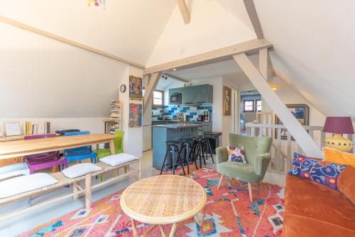 un salon avec une table et des chaises dans l'établissement Liberté - Magnifique maison proche Strasbourg, à Schiltigheim