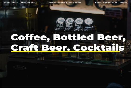杭州市にあるHangzhou Desti Youth Park Hostel West Lakeのカウンター(コーヒーボトル、ビールボトル付)