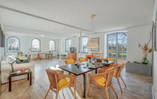 Χώρος καθιστικού στο 2 Bedroom Amazing Apartment In Westerholz