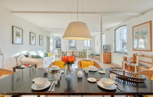 Χώρος καθιστικού στο 2 Bedroom Amazing Apartment In Westerholz
