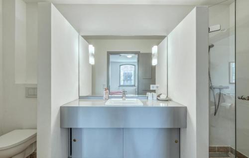 Ένα μπάνιο στο 2 Bedroom Amazing Apartment In Westerholz