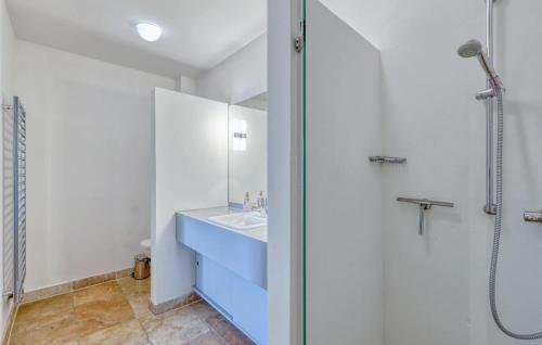 Ένα μπάνιο στο 2 Bedroom Amazing Apartment In Westerholz